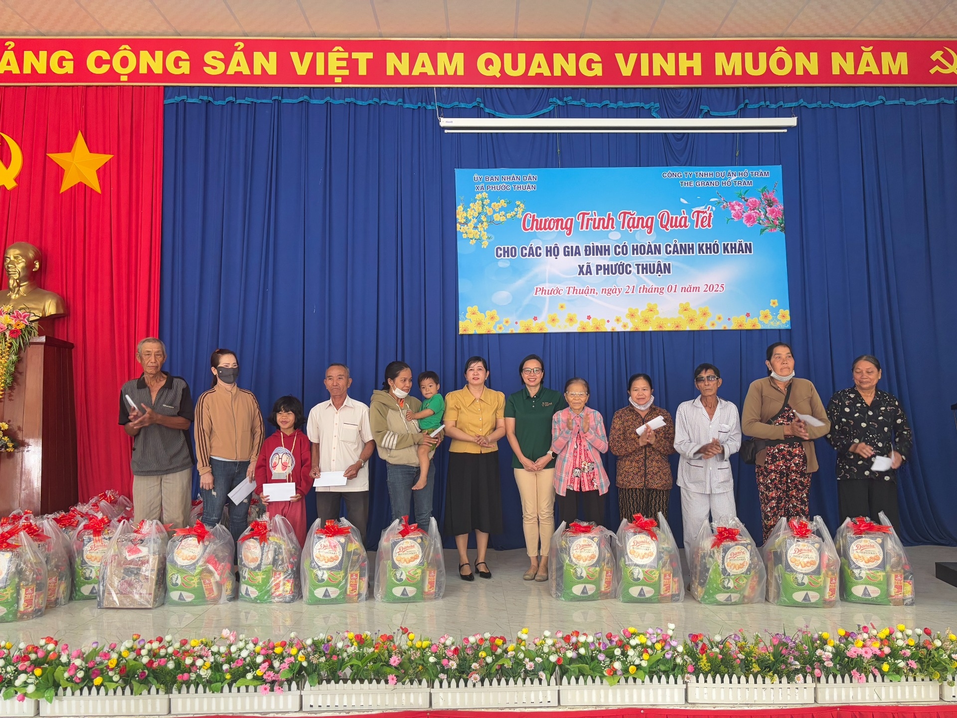 Tết sum vầy, nghĩa tình đong đầy