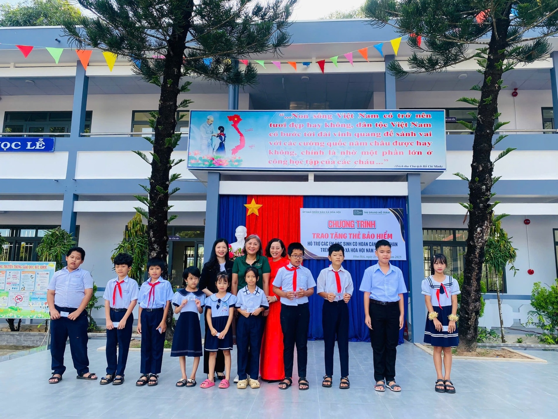 Trao Tặng Thẻ Bảo Hiểm Y Tế Cho Học Sinh Có Hoàn Cảnh Khó Khăn Tại Xã Hồ Tràm, Hòa Hội, Xuyên Mộc.