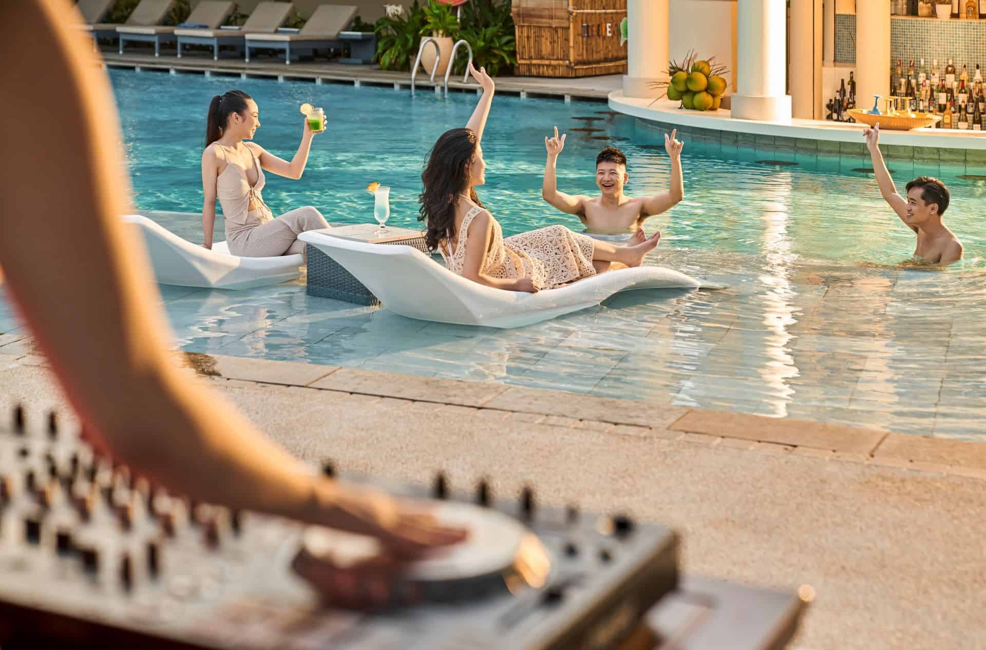 Pool Bar