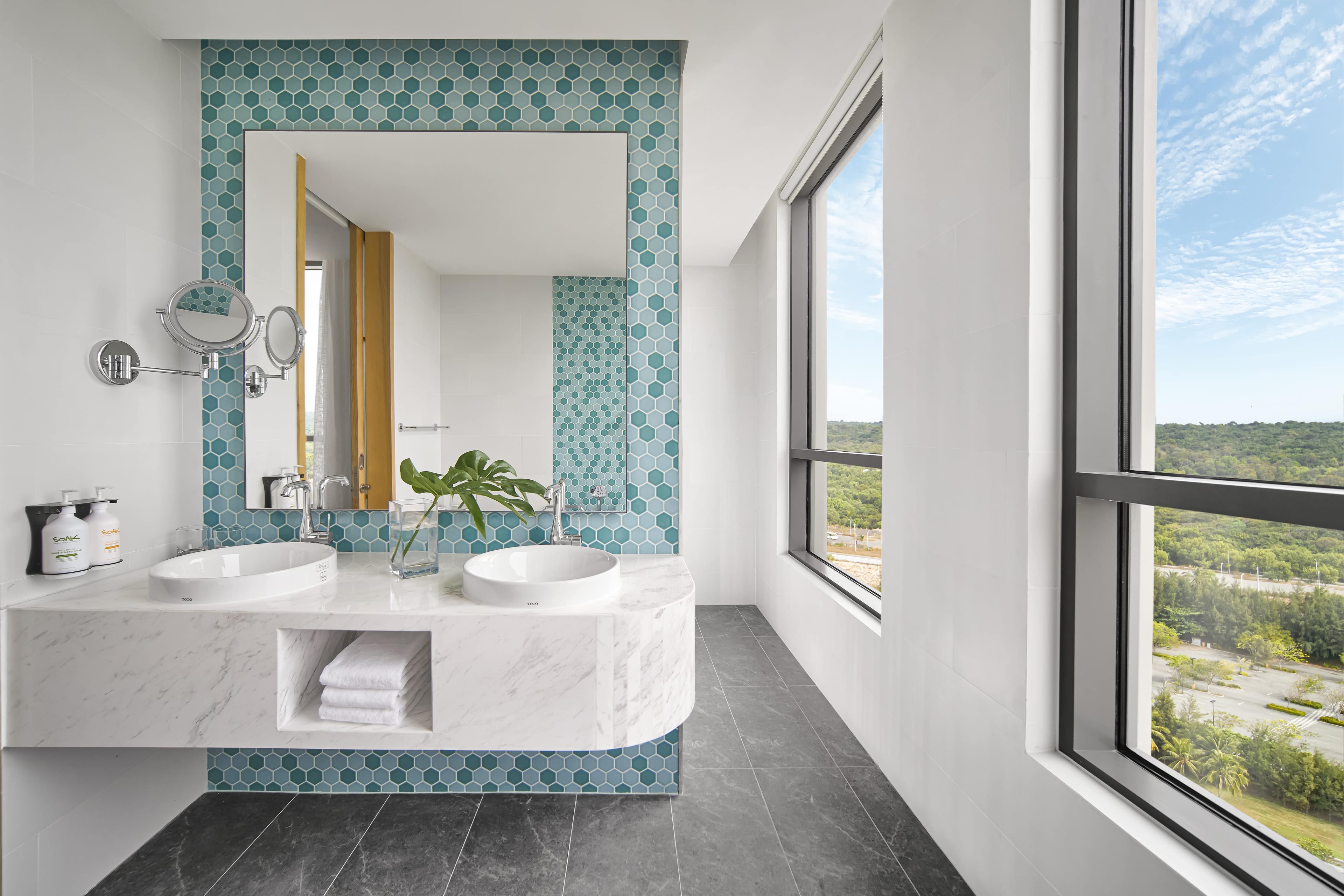 Card Image https://cms.thegrandhotram.com/storage/839/Suite-Forest-Bathroom-Holiday-Inn-Resort.-min.JPG