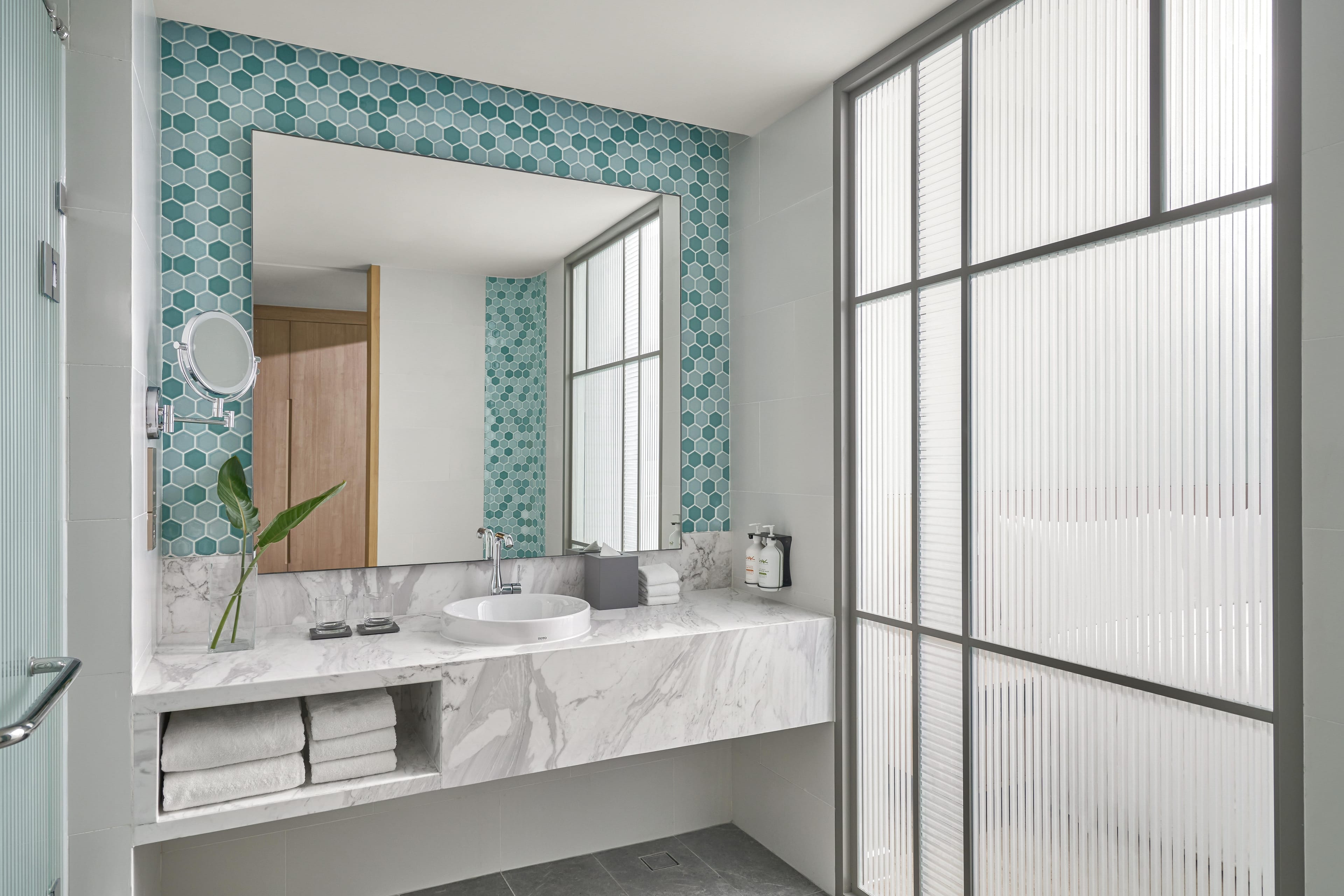 Card Image https://cms.thegrandhotram.com/storage/854/FAMILY-SUITE-OCEAN--Bathroom-King-min.JPG