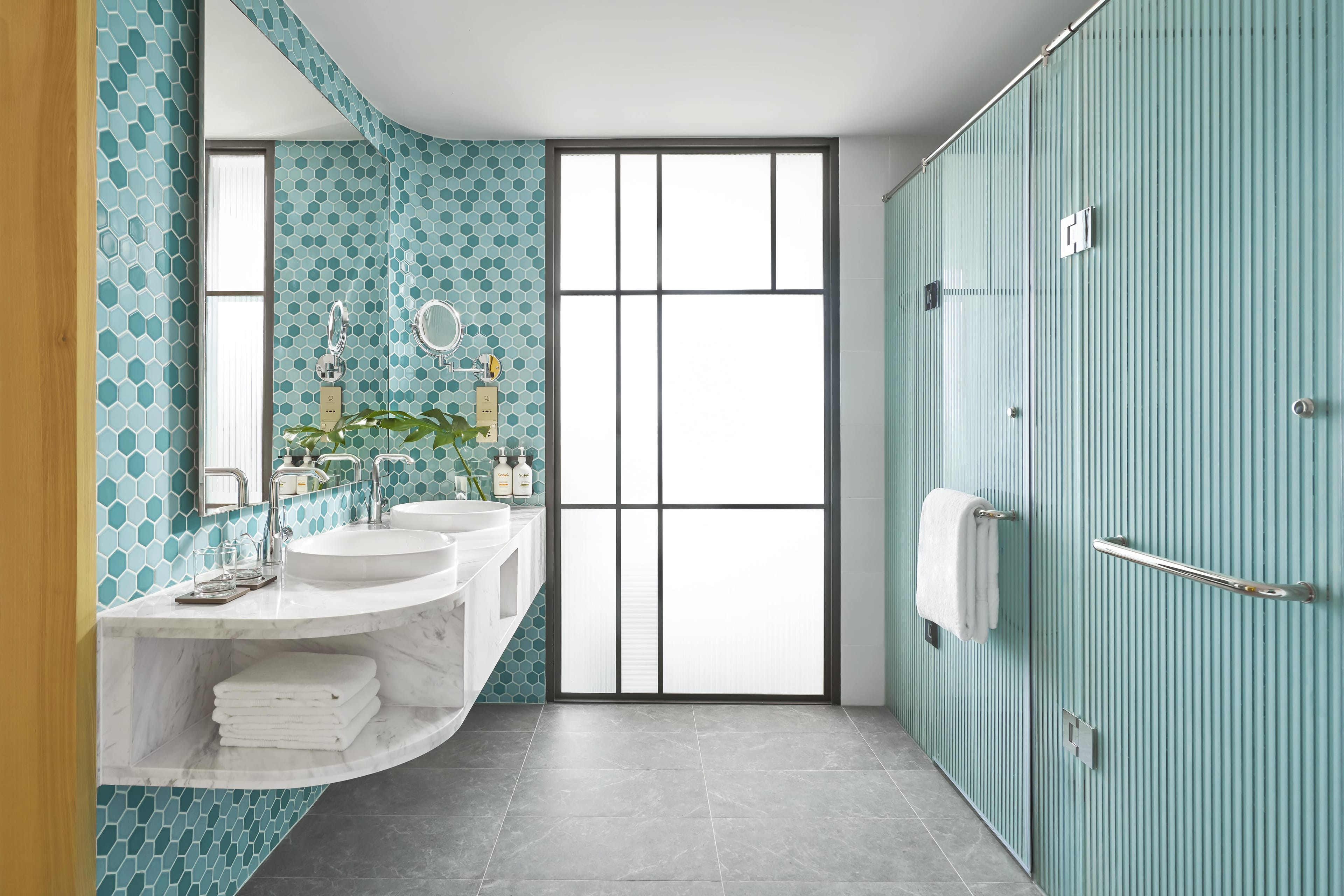 Card Image https://cms.thegrandhotram.com/storage/977/Standard-Bathroom-Holiday-Inn-Resort.-min.jpg
