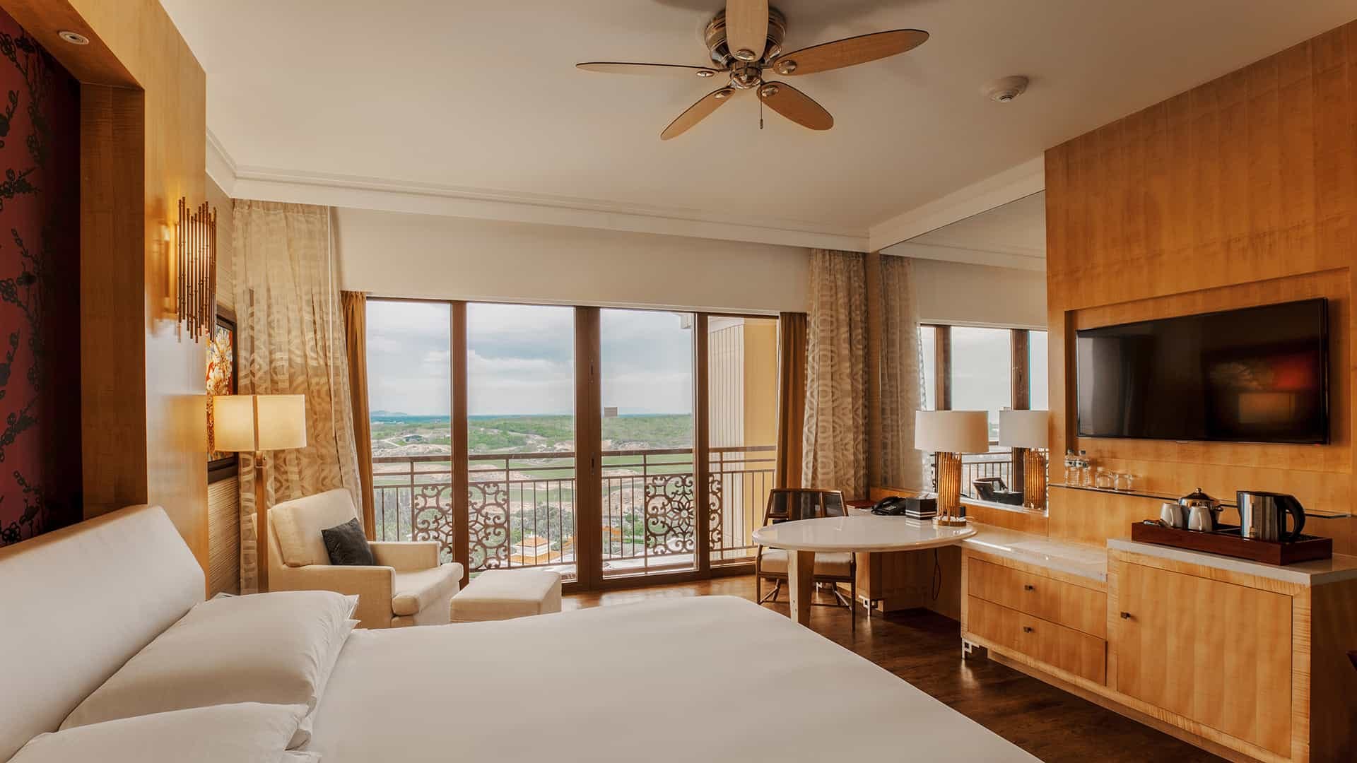 Card Image https://cms.thegrandhotram.com/storage/534/InterContinental-1Kingbedgrandgolfview-Overview-2.jpg