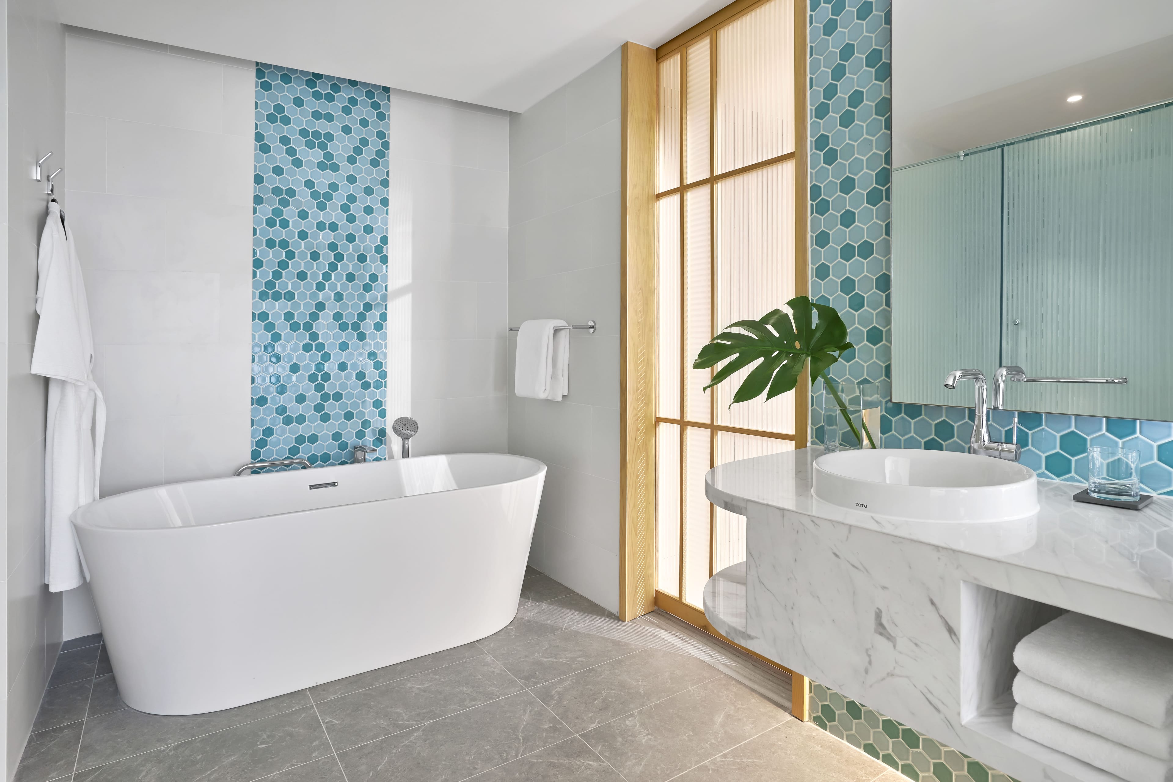 Card Image https://cms.thegrandhotram.com/storage/846/Grand-Suite-Bathroom-Holiday-Inn-Resort.-min.jpg