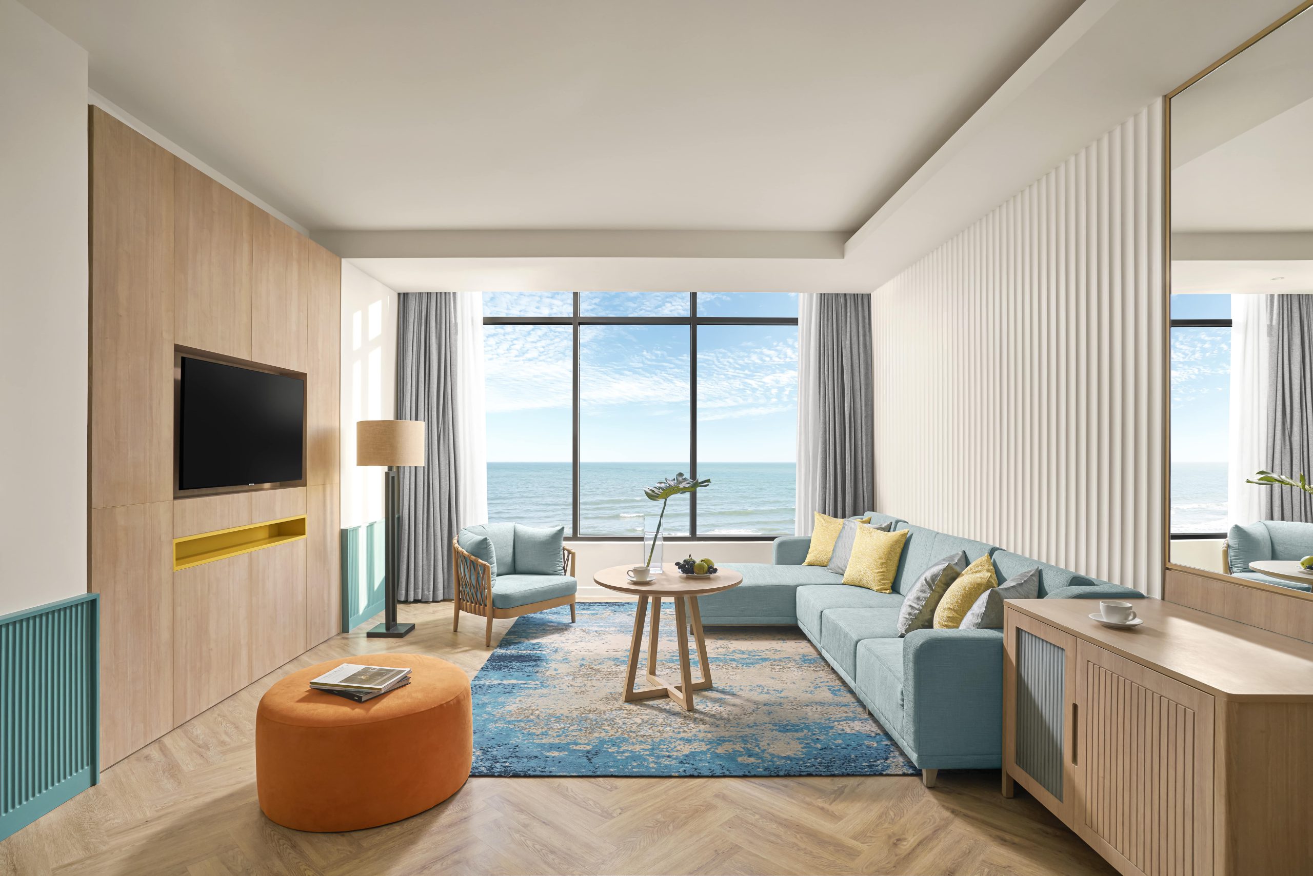 Deluxe Suite-Ocean-Living room-Holiday Inn Resort.-min