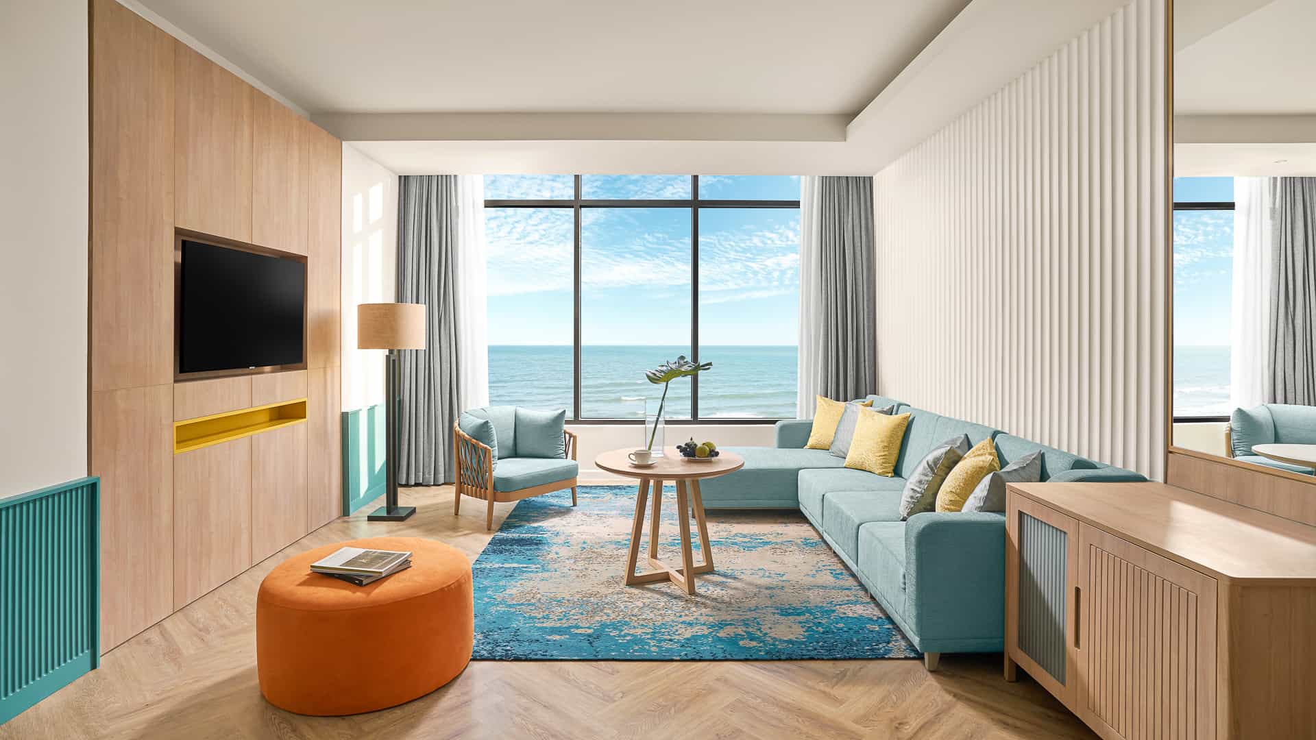Deluxe Suite-Ocean-Living room-Holiday Inn Resort